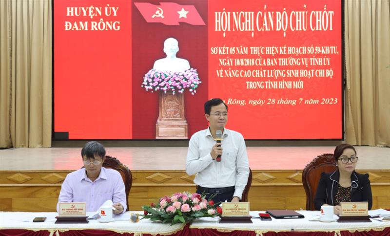 Đồng chí Nguyễn Văn Lộc - TUV, Bí thư Huyện ủy, Chủ tịch HĐND huyện kết luận tại hội nghị