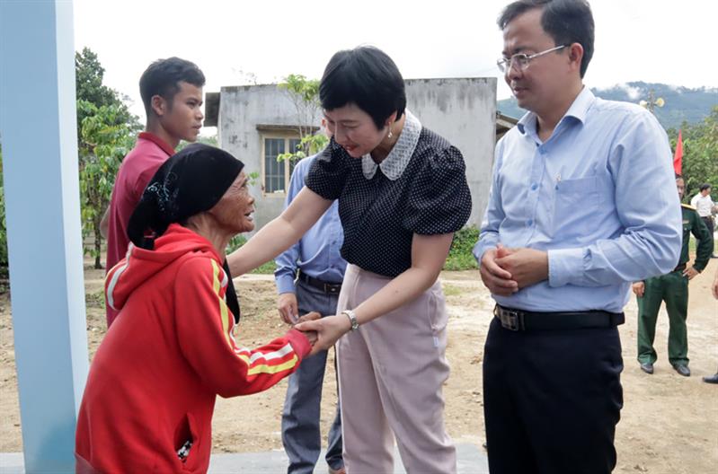 Đồng chí Phạm Thị Phúc  và đồng chí Nguyễn Văn Lộc thăm hỏi bà con Nhân dân