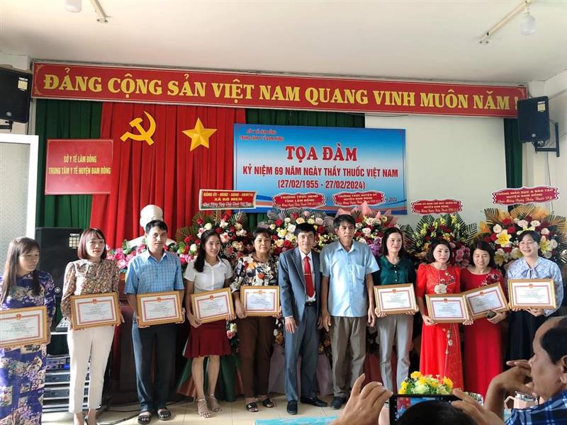 Đồng chí Phan Thanh Thành trao khen thưởng