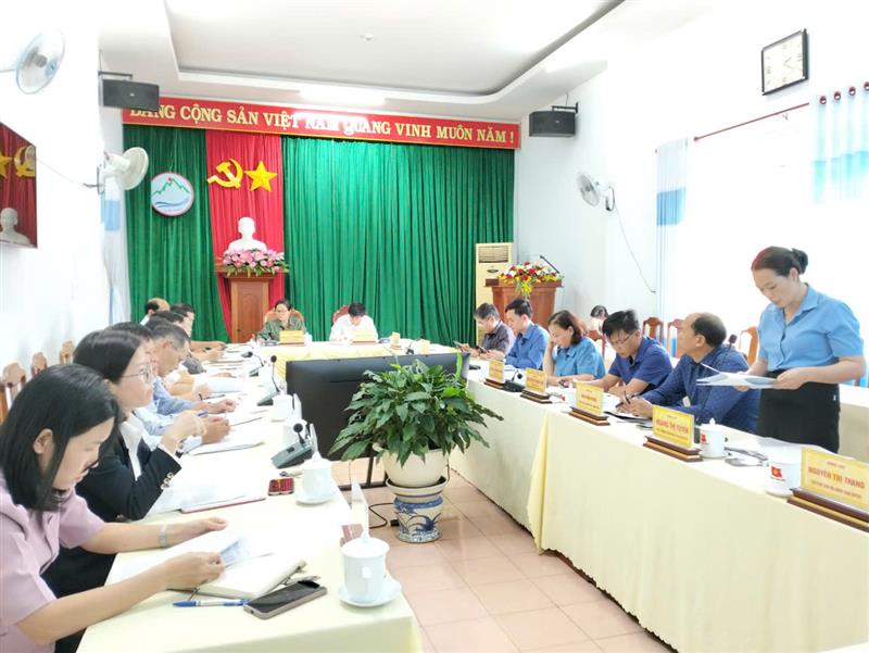 Đồng chí Phó Ban Dân vận Huyện ủy thông qua báo cáo tại Hội nghị.jpg Đồng chí Phó Ban Dân vận Huyện ủy thông qua báo cáo tại Hội nghị.jpg