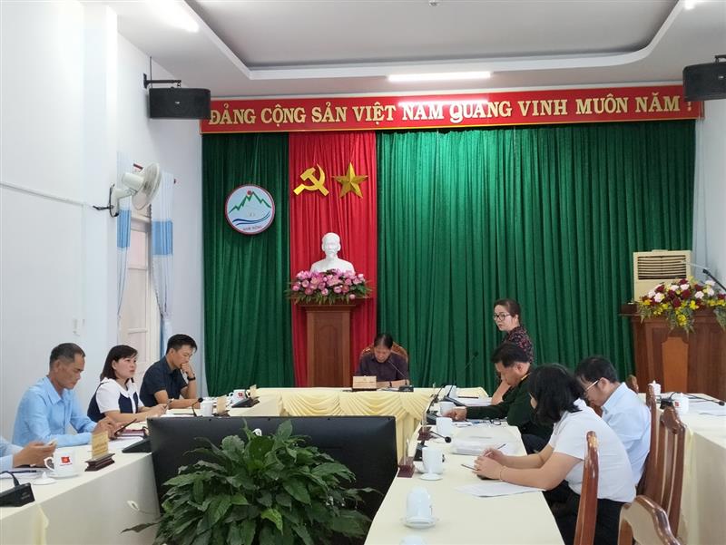 Đồng chí Phó Bí thư Thường trực Huyện ủy phát biểu tại Hội nghị