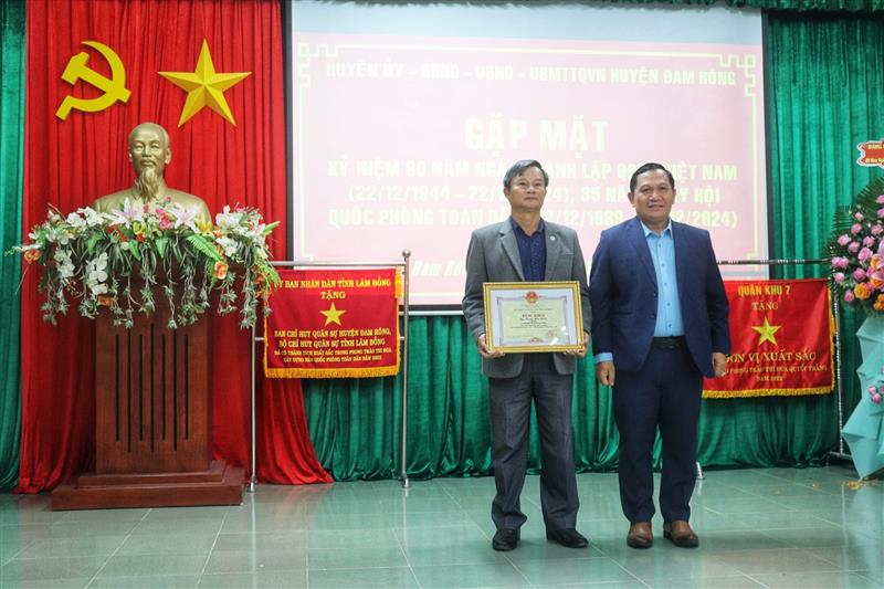 Đồng chí Phó Chủ tịch HĐND tỉnh trao khen thưởng tại buổi gặp mặt.jpg Đồng chí Phó Chủ tịch HĐND tỉnh trao khen thưởng tại buổi gặp mặt.jpg