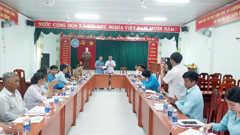 Đồng chí Trần Phú Vinh thay mặt BTV Huyện ủy trao tặng quà cho Chi bộ thôn 2 Đồng chí Trần Phú Vinh thay mặt BTV Huyện ủy trao tặng quà cho Chi bộ thôn 2