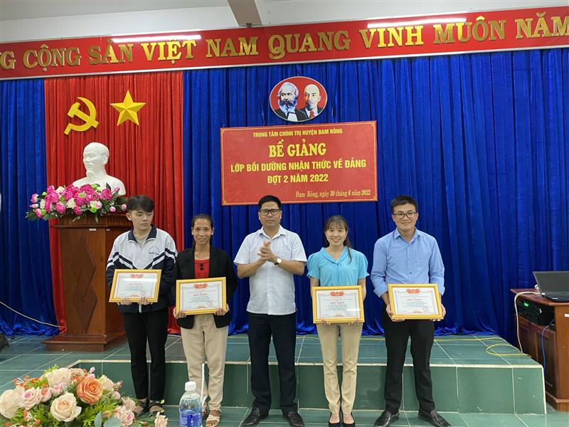 Đồng chí Trần Phú Vinh, UV BTV Huyện ủy, trưởng Ban Tuyên giáo Huyện ủy, Giám đốc TTCT trao giấy chứng nhận bồi dưỡng nhận thức về Đảng cho học viên