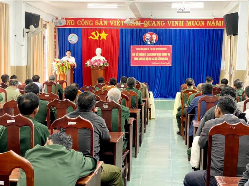 Đồng chí Trần Phú Vinh - UVBTVHU, Trưởng Ban Tuyên giáo Huyện ủy, Giám đốc TTCT huyện giảng bài.jpg Đồng chí Trần Phú Vinh - UVBTVHU, Trưởng Ban Tuyên giáo Huyện ủy, Giám đốc TTCT huyện giảng bài.jpg