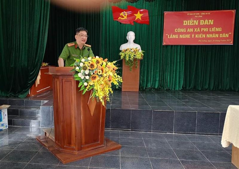 đồng chí Trung tá Nguyễn Trung Kiên - Phó trưởng Công an huyện tiếp thu và giải đáp các thắc mắc của người  dân