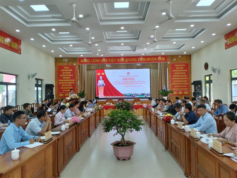 Đồng chí Trưởng Ban Dân vận Tỉnh ủy phát biểu kết luận tại Hội nghị.jpg Đồng chí Trưởng Ban Dân vận Tỉnh ủy phát biểu kết luận tại Hội nghị.jpg