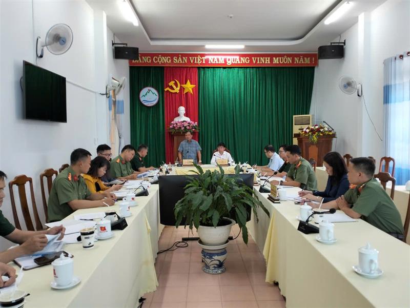 Đồng chí Trưởng Đoàn kiểm tra triển khai nội dung buổi làm việc tại huyện.jpg Đồng chí Trưởng Đoàn kiểm tra triển khai nội dung buổi làm việc tại huyện.jpg
