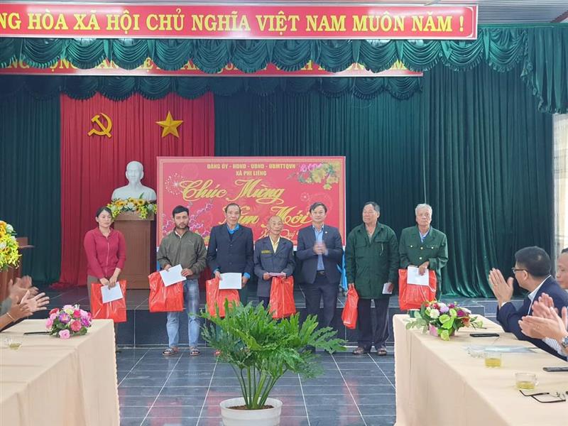 Đồng chí Trương Hữu Đồng - Phó Bí thư Huyện ủy, Chủ tịch UBND huyện tặng quà tại xã Phi Liêng
