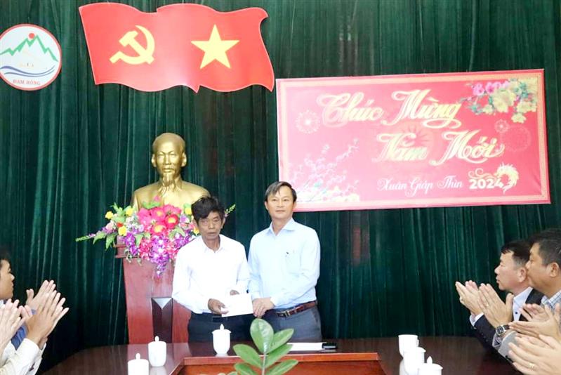 Đồng chí Trương Hữu Đồng trao quà cho Đảng viên Liêng Hót Ha Tang 40 năm tuổi Đảng, xã Đạ M' Rông