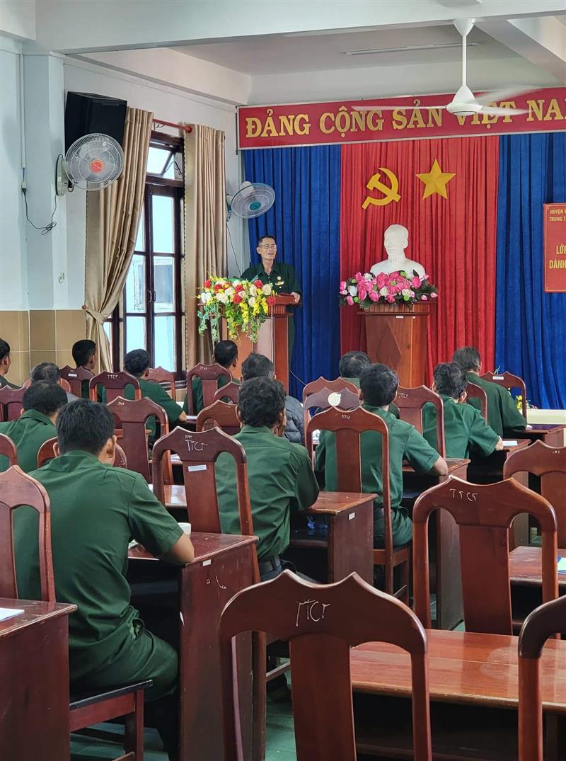 Đồng chí Vũ Xuân Quế - Chủ tịch Hội Cựu Chiến binh huyện triển khai tại hội nghị