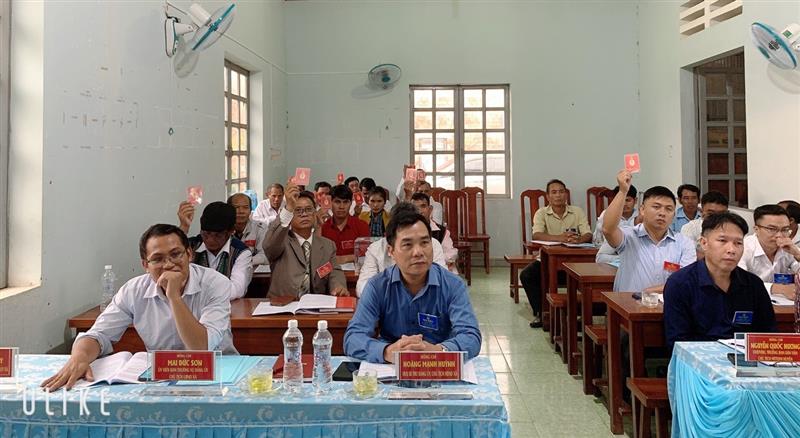 Đại  biểu Chi bộ thôn Mê Ka xã Đạ Tông biểu quyết tán thành thông qua nghị quyết Đại Hội