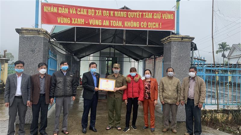 Đồng chí Bí thư Huyện ủy, Chủ tịch HĐND huyện đã trao tặng bằng khen của Chủ tịch UBND tỉnh Lâm Đồng cho chốt bảo vệ vùng xanh - vùng an toàn không có dịch thôn Trung tâm - xã Đạ K’Nàng