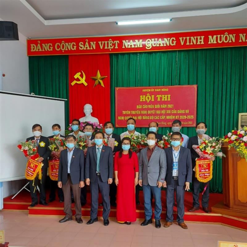 Các đồng chí lãnh đạo Ban Tuyên giáo Tỉnh ủy và Thường trực Huyện ủy trao cờ lưu niệm và hoa cho các thí sinh