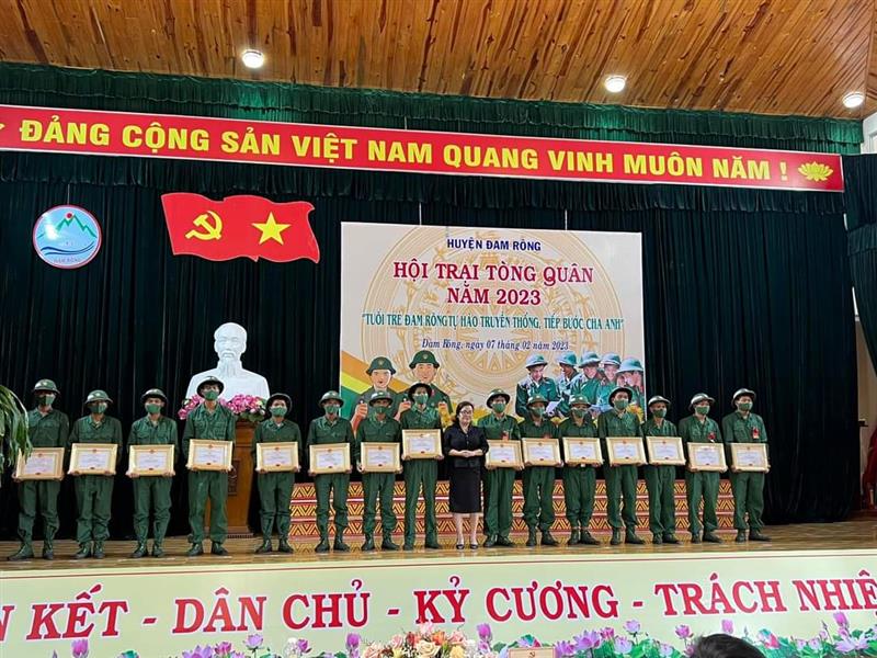  Đồng chí  Đa Cắt K'Hương - Phó Bí thư Thường trực Huyện ủy  trao tặng giấy khen cho các thanh niên tình nguyên lên đường nhập ngũ.