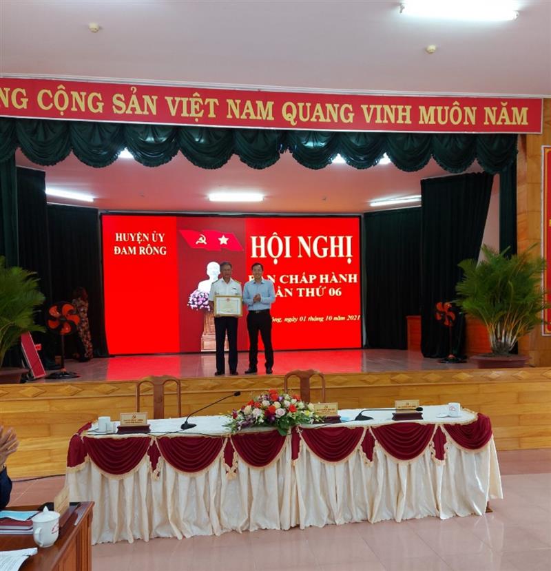 Đồng chí Nguyễn Văn Lộc - Tỉnh ủy viên, Bí thư Huyện ủy, Chủ tịch HĐND huyện trao Bằng khen của Chủ tịch UBND tỉnh cho Chi bộ Thuế