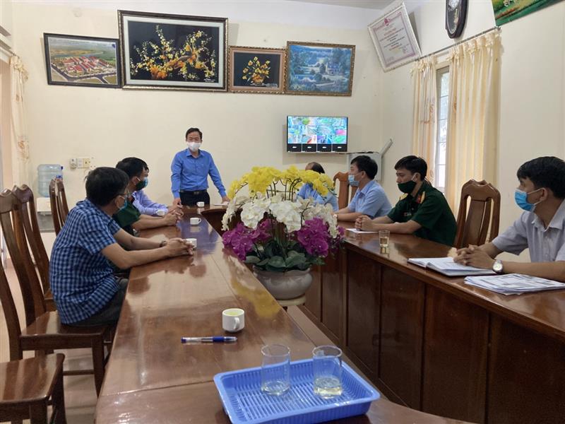 Lãnh đạo huyện làm việc với Bộ máy lâm thời quản lý khu cách ly tập trung Lãnh đạo huyện làm việc với Bộ máy lâm thời quản lý khu cách ly tập trung