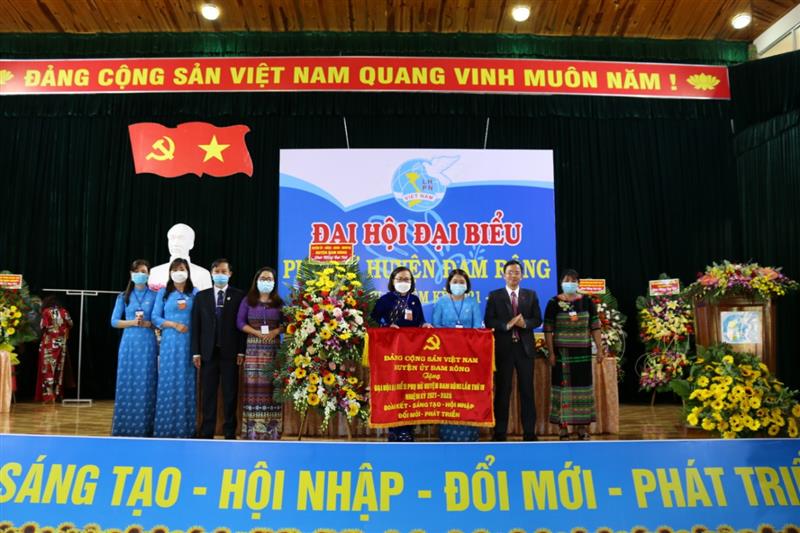 Thường trực Huyện ủy Đam Rông tặng Hoa và Bức trướng chúc mừng Đại hội  Thường trực Huyện ủy Đam Rông tặng Hoa và Bức trướng chúc mừng Đại hội