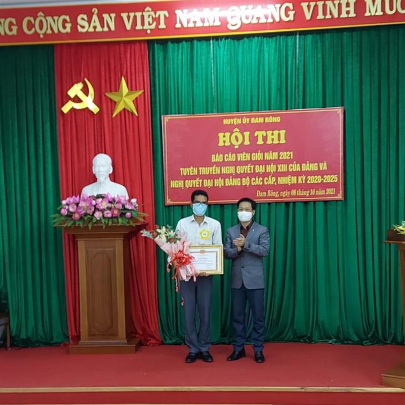 Đồng chí Trần Trung Hiếu - Phó Trưởng ban Thường trực Ban Tuyên giáo Tỉnh ủy trao giải nhất cho thí sinh đạt giải nhất Lơ Mu Ha Poh