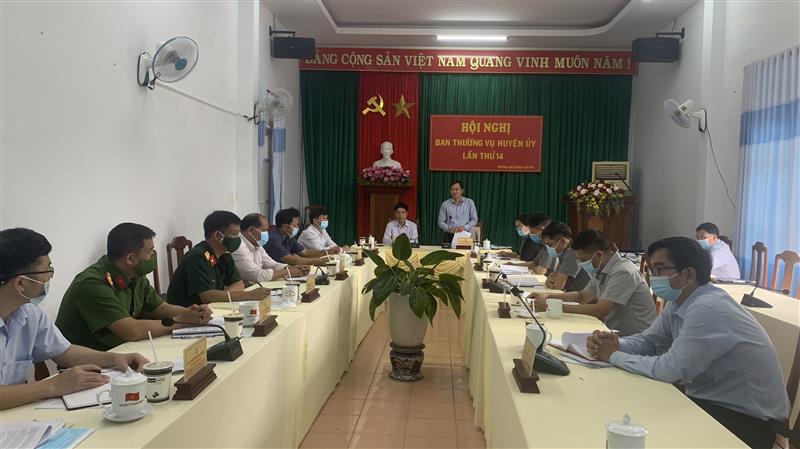  Đồng chí Nguyễn Văn Lộc - Tỉnh ủy viên, Bí thư Huyện ủy, Chủ tịch HĐND huyện phát biểu kết luận Hội nghị