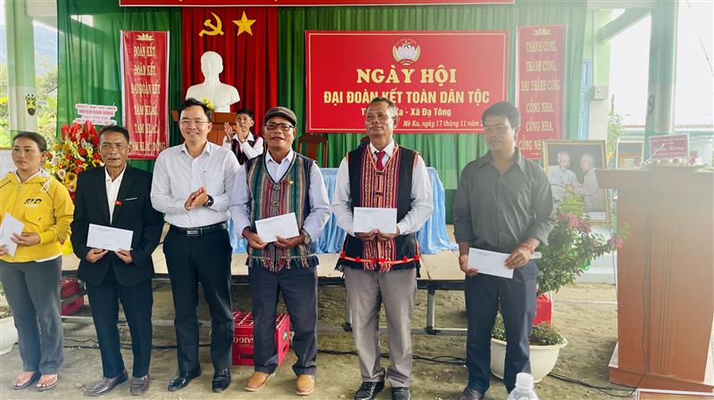 hinh 2 Đồng chí Nguyên Văn Lộc - Tỉnh ủy viên, Bí thư Huyện ủy, Chủ tịch HĐND huyện trao các phần quàn cho các hộ gia đình tiêu biểu thôn MeeKa-xã Đạ Tông