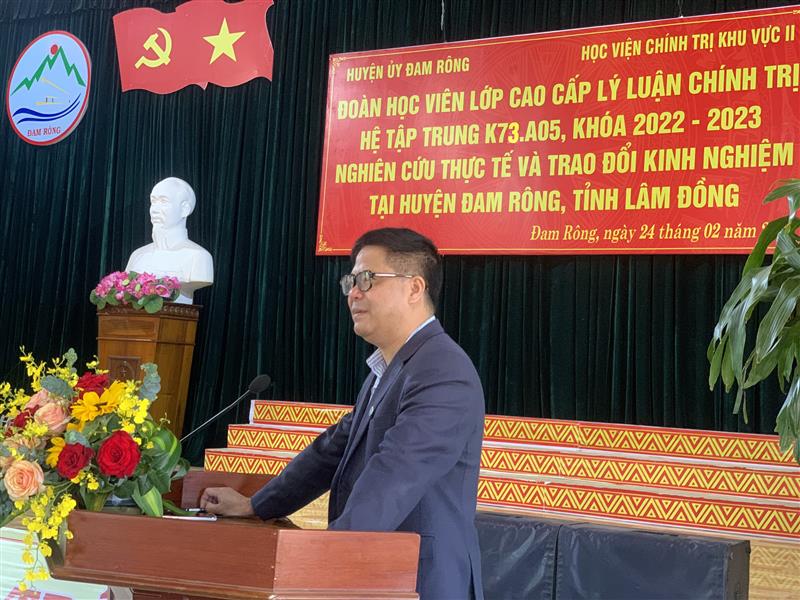 hình 2 Đồng chí Trần Phú Vinh - Ủy viên BTVHU, Trưởng Ban Tuyên giáo Huyện ủy, Giám đốc Trung tâm Chính trị huyện phát biểu tại buổi làm việc
