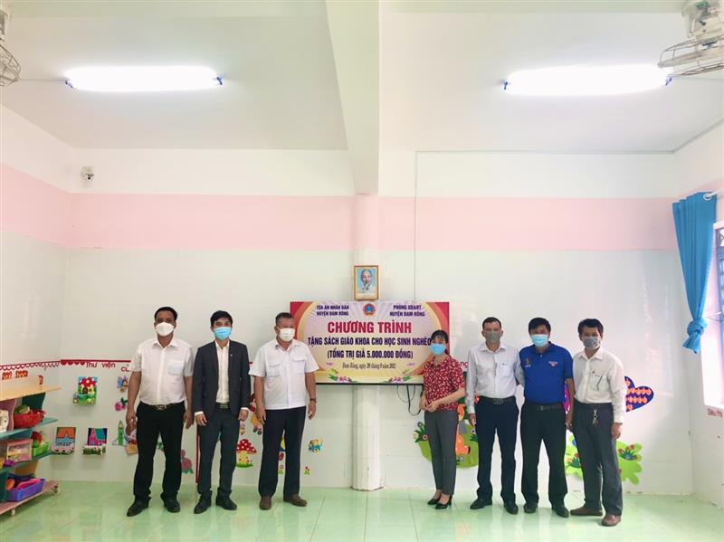 Tòa án huyện Đam Rông trao sách cho các em học sinh nghèo  Tòa án huyện Đam Rông trao sách cho các em học sinh nghèo