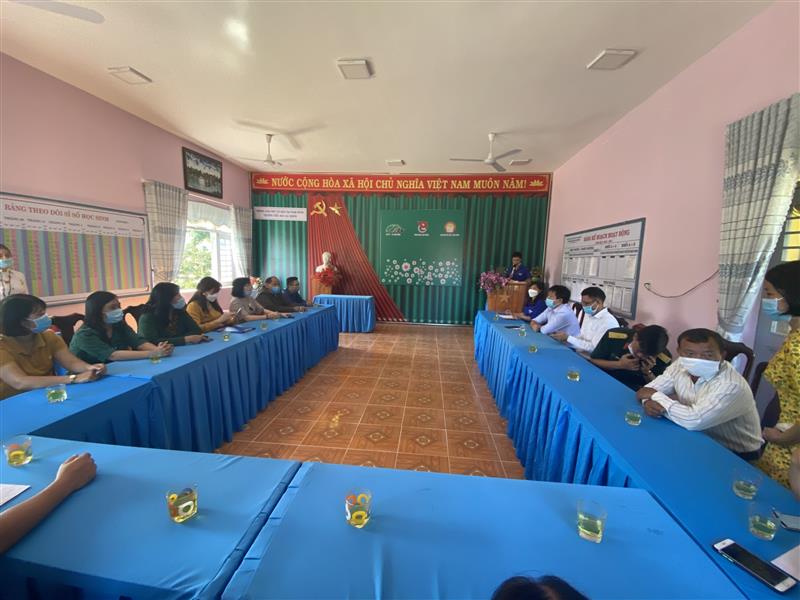 Các đại biểu tham dự chương trình ''Hoa Cúc Trắng'' tại trường Tiểu học Đa Nhinh, xã Đạ Tông