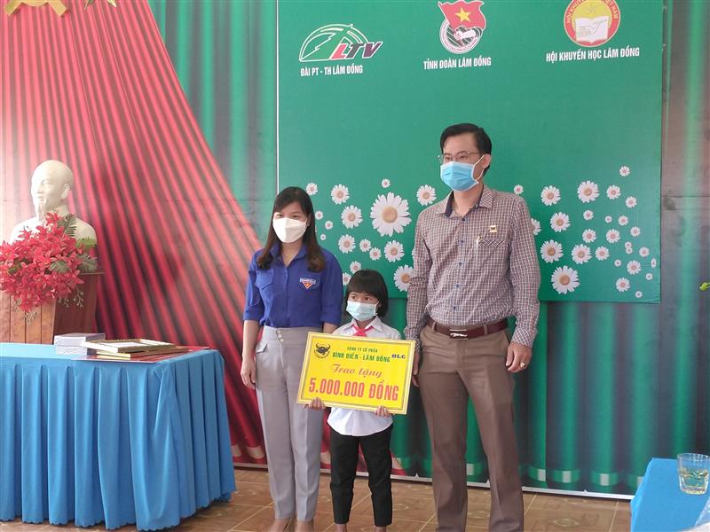 Mạnh thường quân cùng lãnh đạo Huyện đoàn trao học bổng cho em Đa Cát K Biêh Mạnh thường quân cùng lãnh đạo Huyện đoàn trao học bổng cho em Đa Cát K Biêh