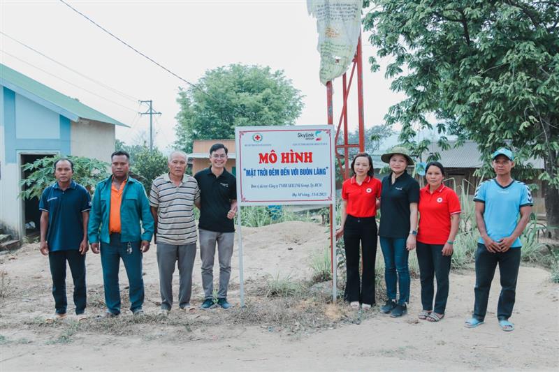 Hội Chữ thập đỏ phối hợp làm công trình đường điện thắp sáng tại xã Đạ M'Rông Hội Chữ thập đỏ phối hợp làm công trình đường điện thắp sáng tại xã Đạ M'Rông