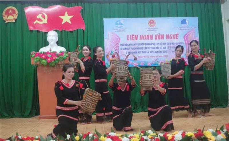 Hội LHPN xã Đạ M’rông tổ chức Liên hoan văn nghệ kỷ niệm 20 tháng 10.jpg Hội LHPN xã Đạ M’rông tổ chức Liên hoan văn nghệ kỷ niệm 20 tháng 10.jpg