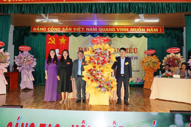 Hội Nông dân huyện tặng hoa chúc mừng Đại hội Đại biểu Hội Nông dân xã Phi Liêng