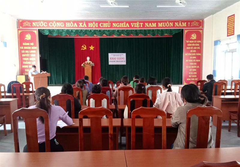 Khai giảng lớp học nghề trồng dâu nuôi tằm xã Đạ Long