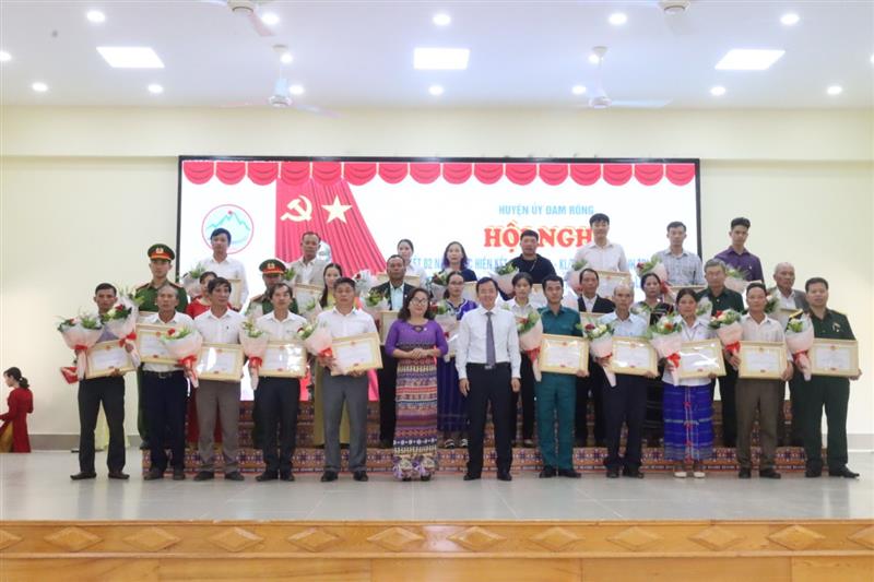 Khen thường các tập thể và cá nhận có thành tích tiêu biểu trong học tập và làm theo theo tư tưởng, đạo đức, phong cách Hồ Chí Minh giai đoạn 2021 - 2023.jpg