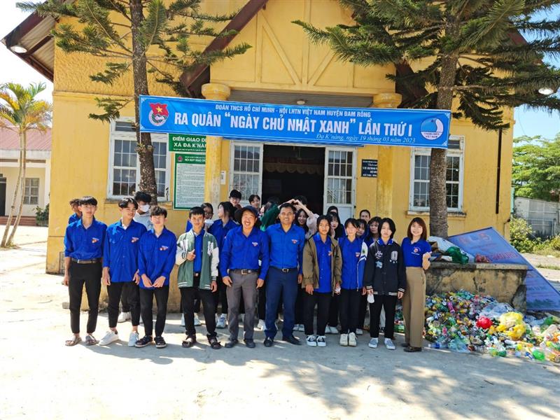 Lãnh đạo Huyện đoàn chụp hình lưu niệm ra quân chủ nhật xanh lần I năm 2023 Lãnh đạo Huyện đoàn chụp hình lưu niệm ra quân chủ nhật xanh lần I năm 2023