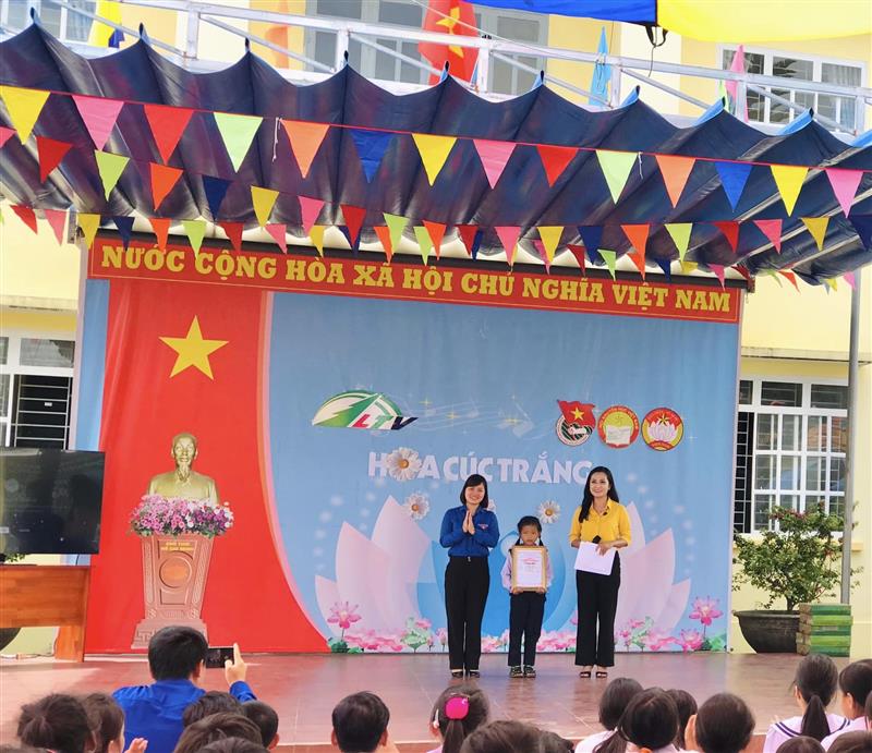 Lãnh đạo Huyện đoàn Đam Rông trao học bổng cho em nhân vật Hoa Cúc trắng Lãnh đạo Huyện đoàn Đam Rông trao học bổng cho em nhân vật Hoa Cúc trắng