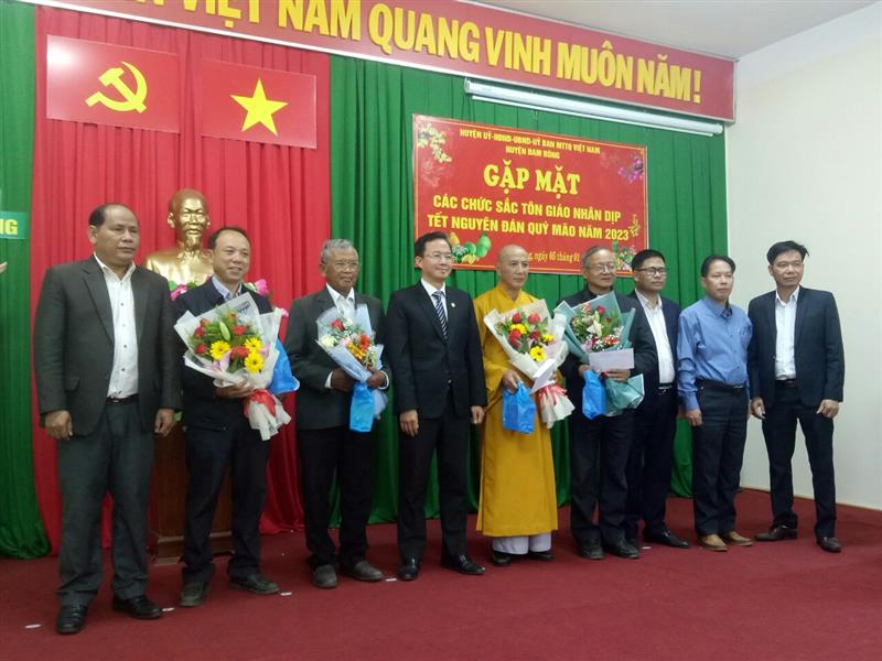 Lãnh đạo huyện tặng hoa, quà chúc mừng các cị chức sắc nhân dịp Tết Quý Mão 2023 Lãnh đạo huyện tặng hoa, quà chúc mừng các cị chức sắc nhân dịp Tết Quý Mão 2023