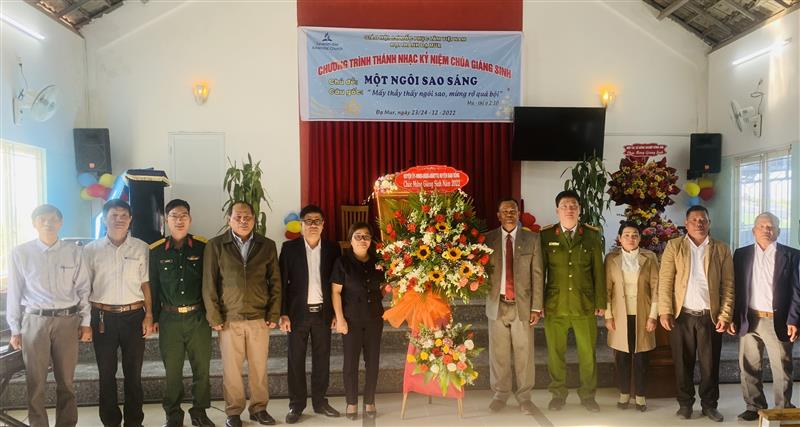 Lãnh đạo huyện tặng quà chúc mừng Giáng sinh tại cơ sở tôn giáo.jpg Lãnh đạo huyện tặng quà chúc mừng Giáng sinh tại cơ sở tôn giáo.jpg