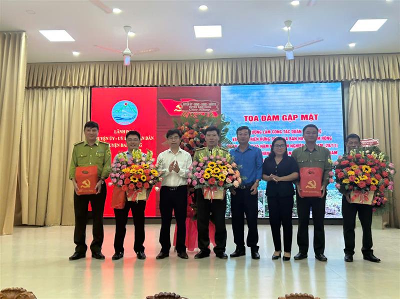 Lãnh đạo Huyện ủy, UBND Huyện tặng hoa, quà chúc mừng ngành lâm nghiệp huyện tại buổi tọa đàm.jpg Lãnh đạo Huyện ủy, UBND Huyện tặng hoa, quà chúc mừng ngành lâm nghiệp huyện tại buổi tọa đàm.jpg