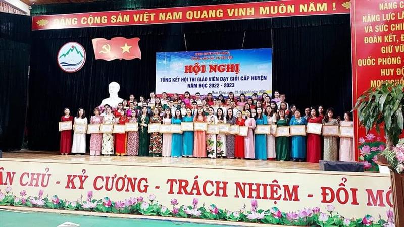 Lãnh đạo Phòng Giáo dục và Đào tạo huyện Đam Rông trao giấy khen cho các giáo viên