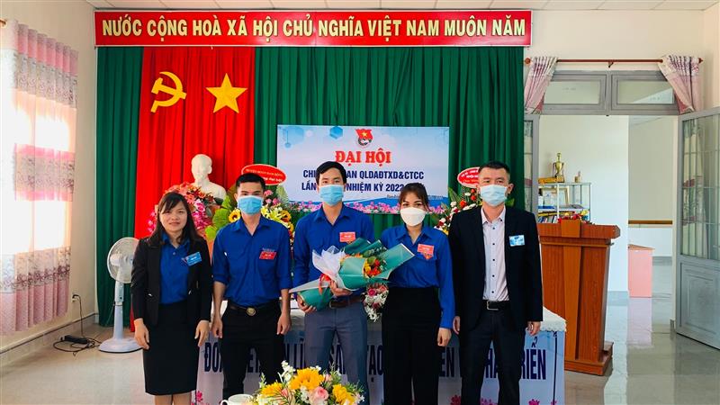 Lãnh đạo tặng hoa chúc mừng Đại hội Chi đoàn Trung tâm QLDTĐTXH&CTCC huyện nhiệm kỳ 2022 - 2024 Lãnh đạo tặng hoa chúc mừng Đại hội Chi đoàn Trung tâm QLDTĐTXH&CTCC huyện nhiệm kỳ 2022 - 2024