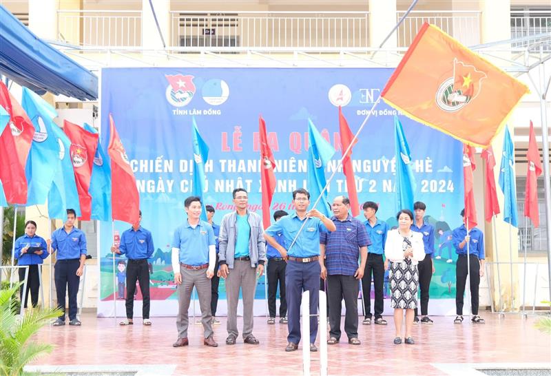 Lãnh đạo tham gia phát động hưởng ứng chiến dịch thanh niên tình nguyện hè năm 2024.jpg Lãnh đạo tham gia phát động hưởng ứng chiến dịch thanh niên tình nguyện hè năm 2024.jpg