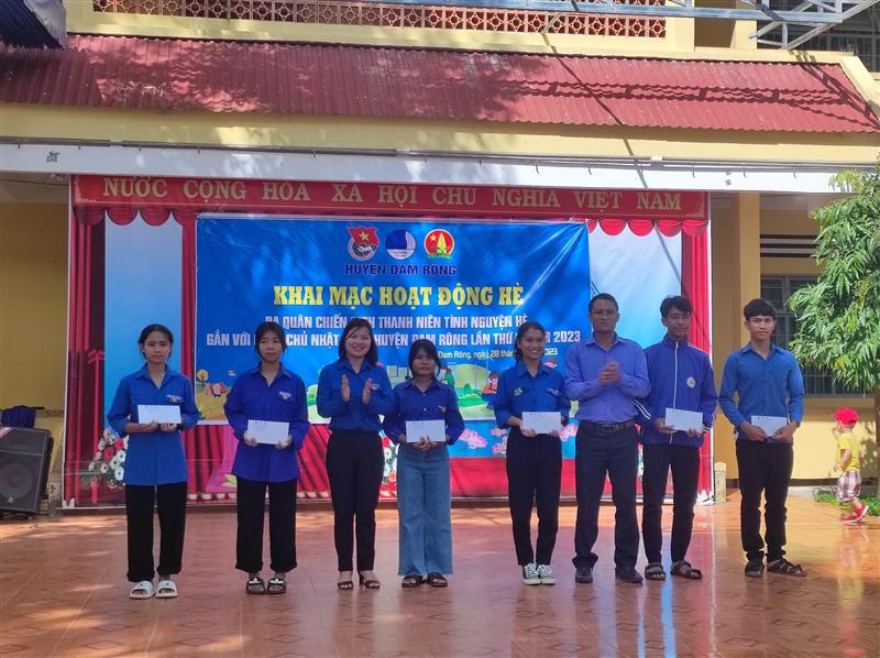 Lãnh đạo trao học bổng cho các em học sinh có hoàn cảnh khó khăn tại Chương trình Lãnh đạo trao học bổng cho các em học sinh có hoàn cảnh khó khăn tại Chương trình