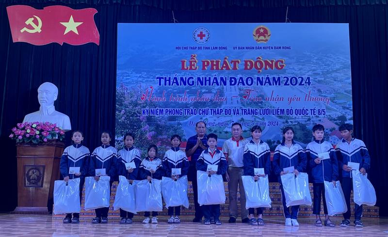 Lãnh đạo UBND huyện cùng nhà tài trợ trao quà, học bổng cho học sinh.jpg Lãnh đạo UBND huyện cùng nhà tài trợ trao quà, học bổng cho học sinh.jpg