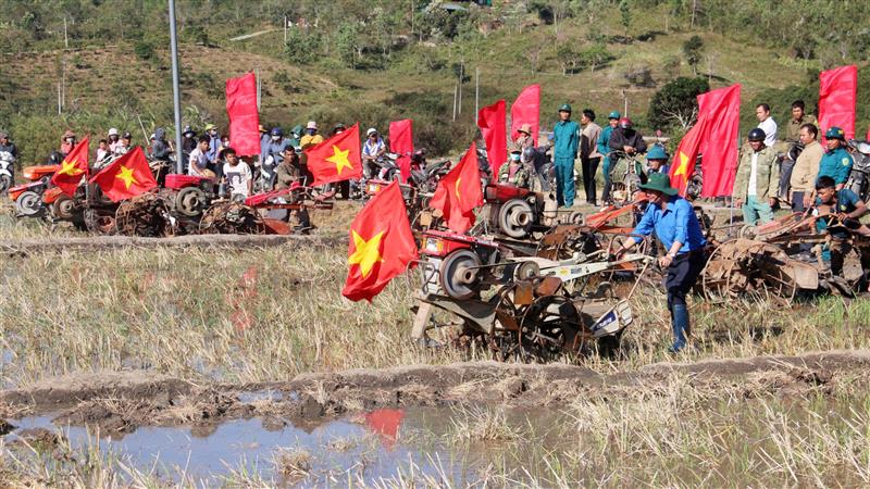 Lãnh đạo UBND huyện xuống đồng cày lúa cùng nhân dân xã Đạ Long