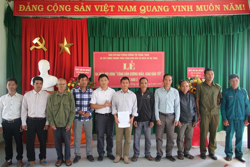 Lãnh đạo UBND xã trao quyết định thành lập cho các thành viên mô hình Lãnh đạo UBND xã trao quyết định thành lập cho các thành viên mô hình