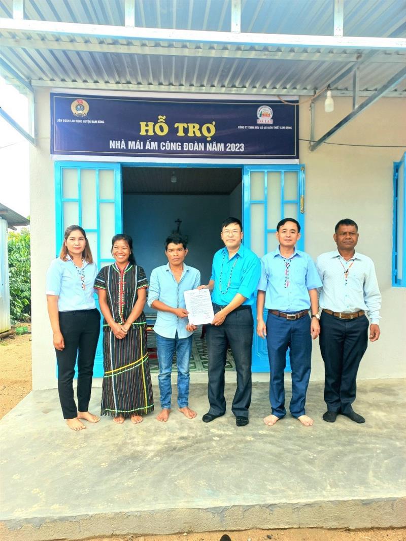 Liên đoàn lao động huyện hỗ trợ nhà Mái ấm công đoàn cho đoàn viên có hoàn cảnh khó khăn Liên đoàn lao động huyện hỗ trợ nhà Mái ấm công đoàn cho đoàn viên có hoàn cảnh khó khăn