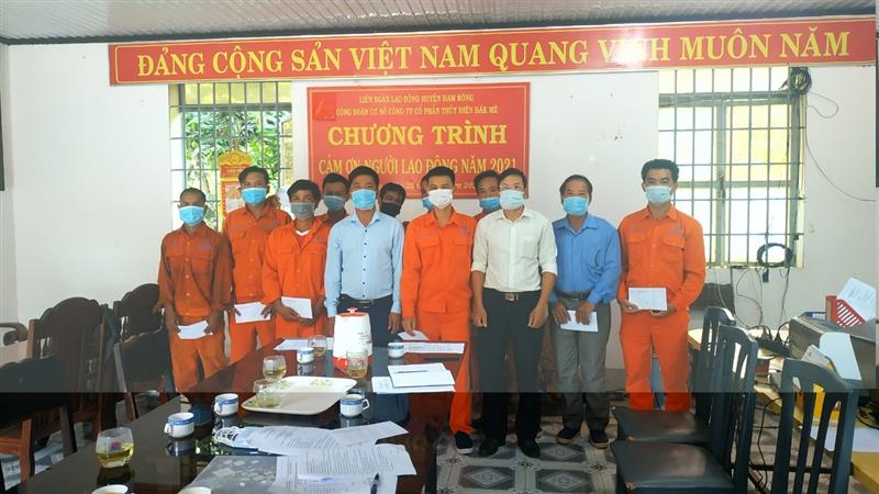 Liên đoàn lao động huyện thăm tặng quà công nhân Thủy điện Đăk Mê Liên đoàn lao động huyện thăm tặng quà công nhân Thủy điện Đăk Mê