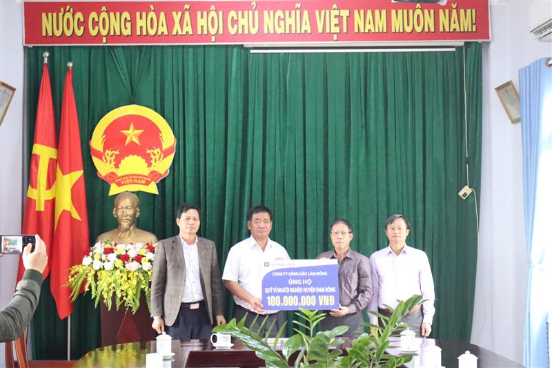 MTTQ Việt Nam huyện tiếp nhận ủng hộ quỹ Vì người nghèo của huyện.jpg MTTQ Việt Nam huyện tiếp nhận ủng hộ quỹ Vì người nghèo của huyện.jpg