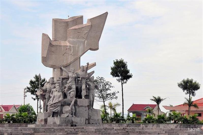 Tượng đài Xô viết - Nghệ Tĩnh (thị trấn Nghèn - Can Lộc- Hà Tĩnh).